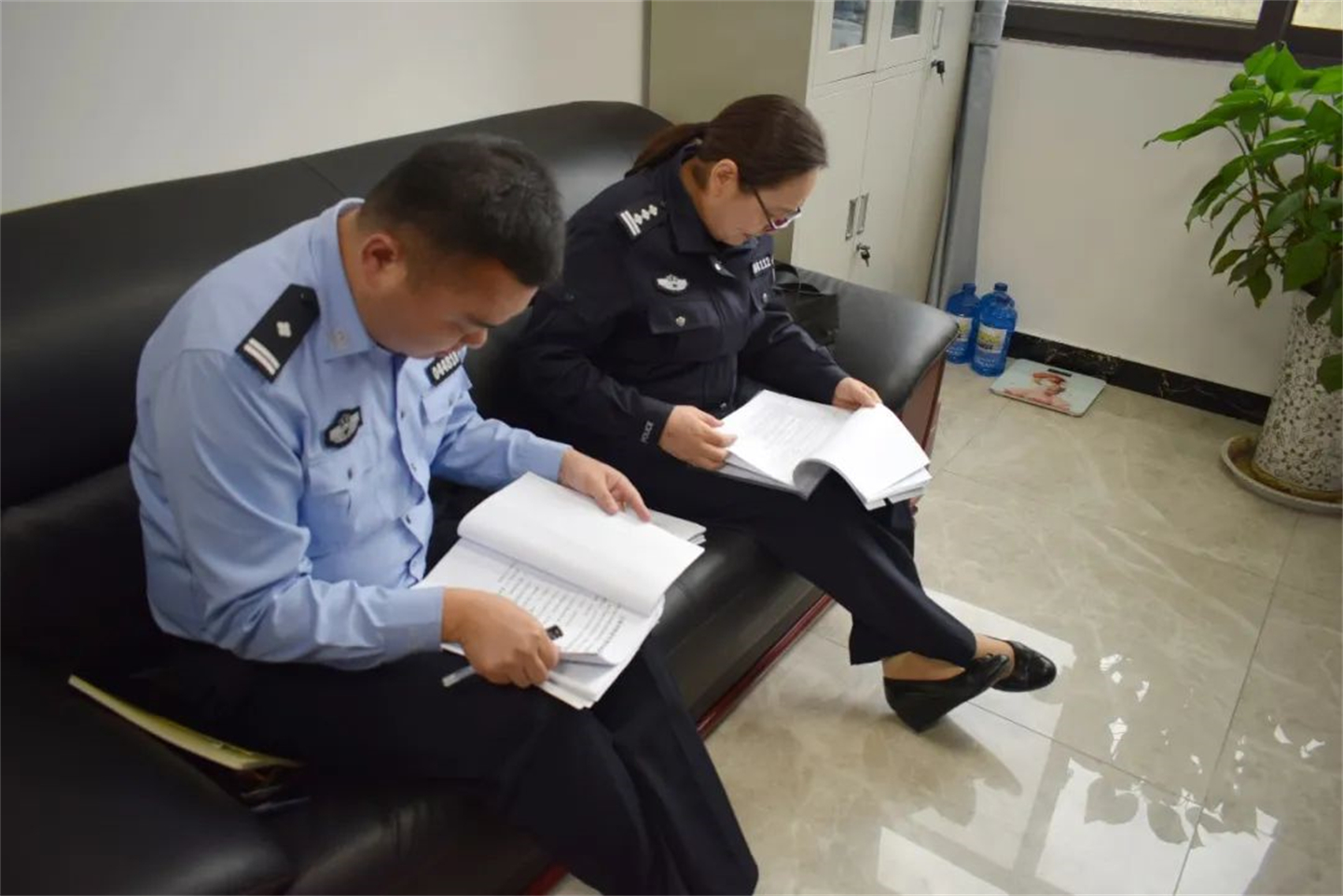 宿州市公安局治安支隊(duì)副支隊(duì)長朱衛(wèi)紅一行蒞臨公司檢查指導(dǎo)(圖3) 宿州市公安局治安支隊(duì)副支隊(duì)長朱衛(wèi)紅一行蒞臨公司檢查指導(dǎo)(圖3)